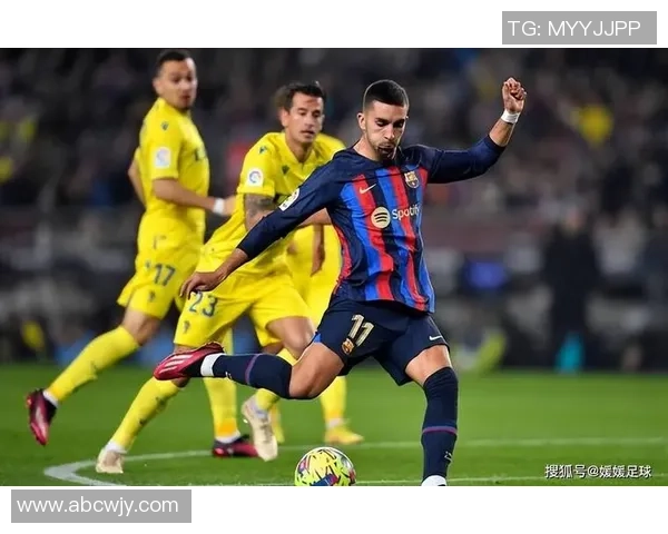 西班牙人队与巴塞罗那的德比战激战正酣球迷期待精彩对决